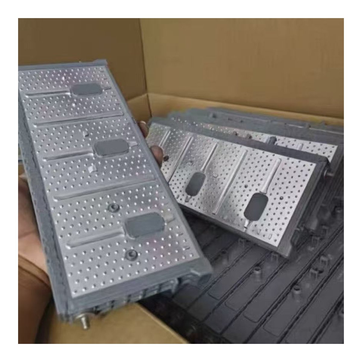 丰田混动汽车镍氢电池替换包 — Toyota Corolla Cross (2021-2022) 201.6V 28 modules. Brand-new NiMH hybrid battery pack with factory QC, drop-in fit for OE#G9510-47170. 12-mo warranty. Wholesale from LIANLI.
