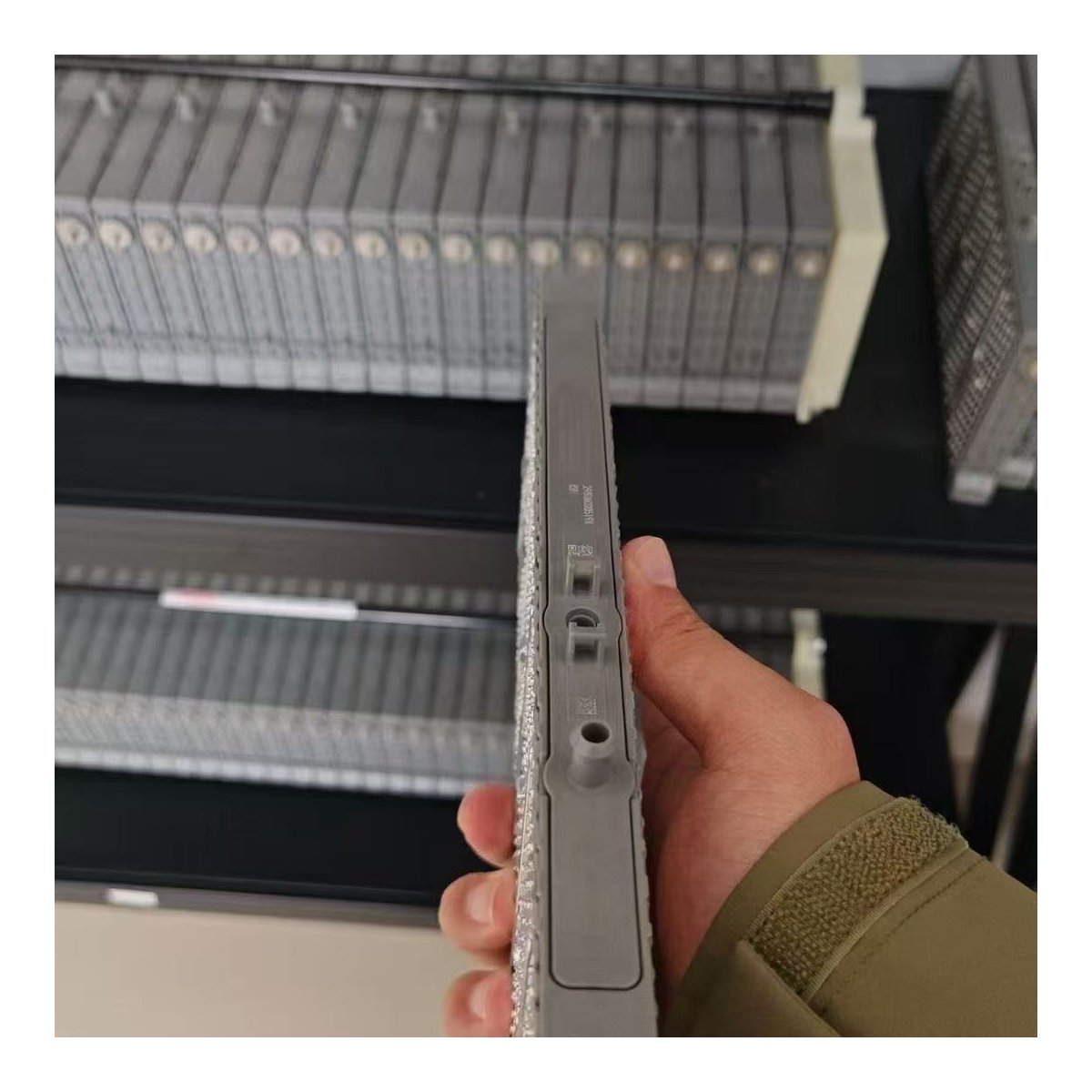 丰田混动汽车镍氢电池替换包 — Toyota Prius NHW20 (2003-2011) 201.6V 28 modules. Brand-new NiMH hybrid battery pack with factory QC, drop-in fit for OE#G9510-47091. 12-mo warranty. Wholesale from LIANLI.